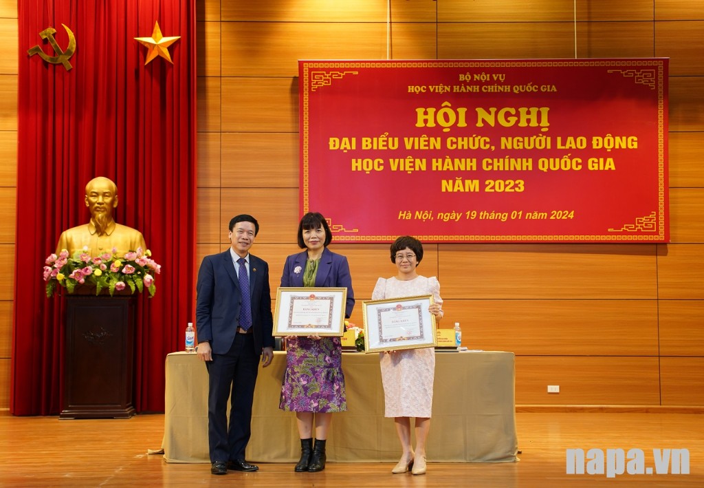Dr. Lai Duc Vuong awarding the Ministerial certificates to the collectives with successful completion of tasks for 2 consecutive years 2022-2023