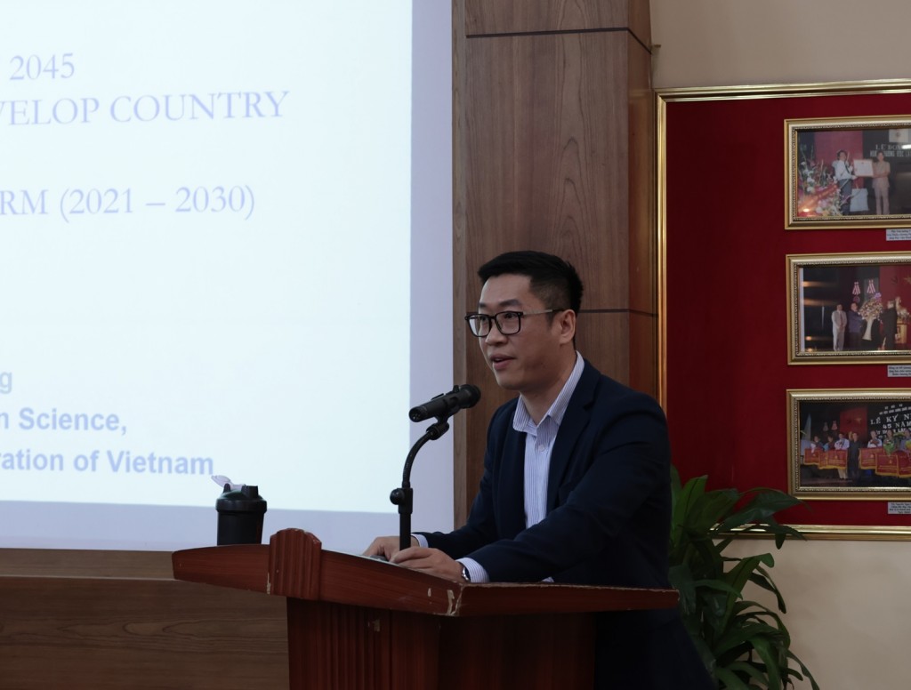 Dr. Hoang Vinh Giang, lecturer of the Faculty of Administrative Sciences, NAPA, sharing at the meeting.