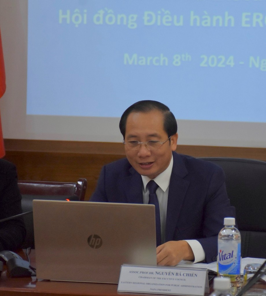 Assoc. Prof. Dr. Nguyen Ba Chien, NAPA President, Chairman of the EROPA Executive Council of the 2024 - 2025 term, speaking at the session.