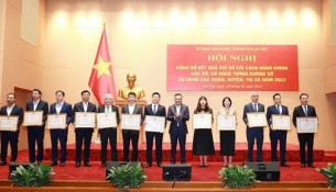 Chairman of the Hanoi People's Committee Tran Sy Thanh presents certificates of merit to collectives with outstanding achievements in administrative reform in 2023