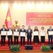 Chairman of the Hanoi People's Committee Tran Sy Thanh presents certificates of merit to collectives with outstanding achievements in administrative reform in 2023