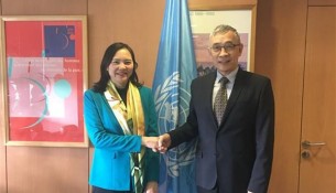 Ambassador Nguyen Thi Van Anh, Permanent Representative of Vietnam to UNESCO (L), and Qu Xing, Deputy Director-General of UNESCO