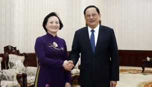 Vietnamese Minister of Home Affairs Pham Thi Thanh Tra (L) and Lao Prime Minister Sonexay Siphandone.
