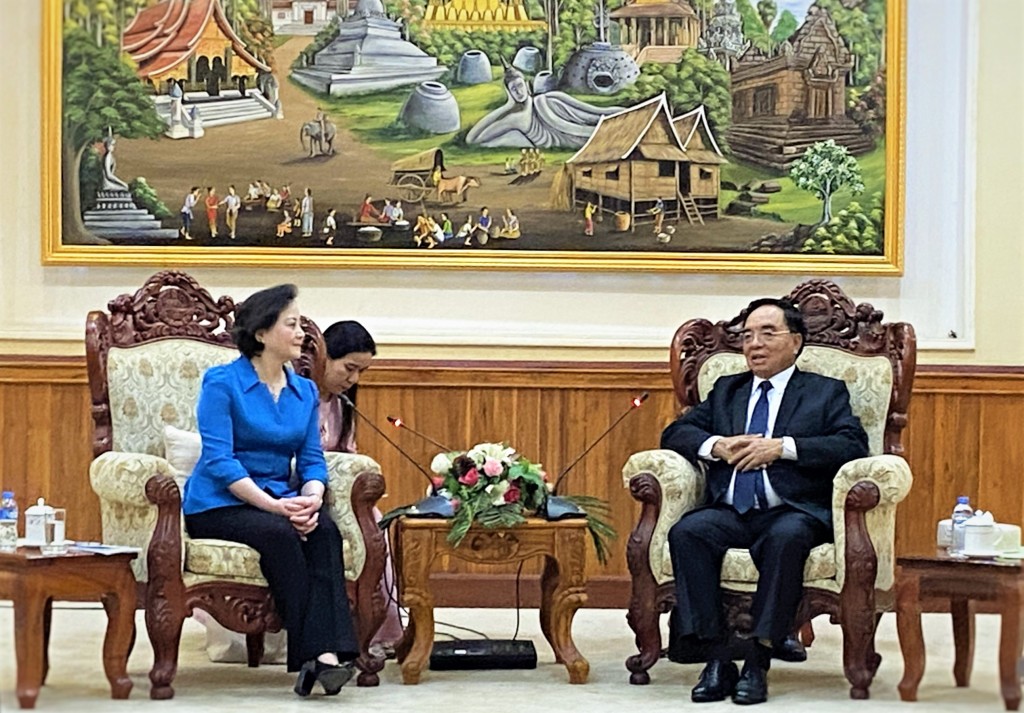 Minister Pham Thi Thanh Tra (L) and Lao Minister of Planning and Investment Khamchen Vongphosi at the meeting.