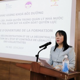 Ms. Pham Thi Quynh Hoa, Director, Department of International Cooperation, NAPA, announcing the Decision to organize the training course.