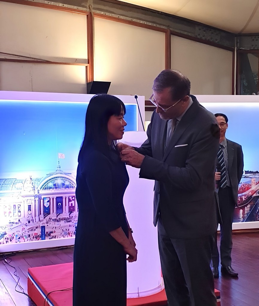 Mr. Olivier Brochet, Ambassador Extraordinary and Plenipotentiary of the French Republic, awarding the National Order of Merit to Ms. Pham Thi Quynh Hoa.