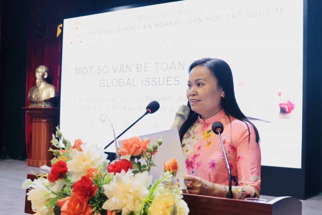 Assoc. Prof. Dr. Nguyen Thi Thu Ha, Dean, Faculty of Interdisciplinary Sciences, speaking at the Seminar.