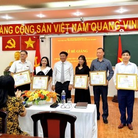 Dr. Truong Cong Hoa, Executive Deputy Director of NAPA HCMC, awarding certificates of merit to outstanding participants.