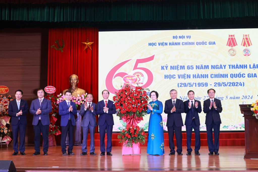 Minister of Home Affairs H.E. Pham Thi Thanh Tra and the Ministry's leaders congratulating NAPA leaders and staff on the 65th anniversary.