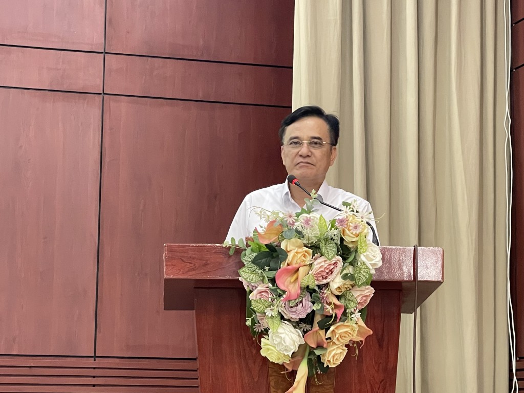 Dr. Nguyen Van Luong, former Director General of the Ministerial Department of Training, Senior Lecturer of Ho Chi Minh National Academy of Politics, at the Seminar.