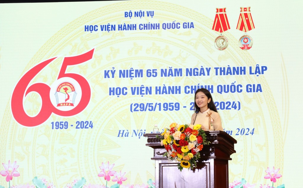 Ms. Le Thanh Loan, student of Batch 21, majoring in Office Administration, Faculty of Archival Sciences and Office Management, at the celebration.