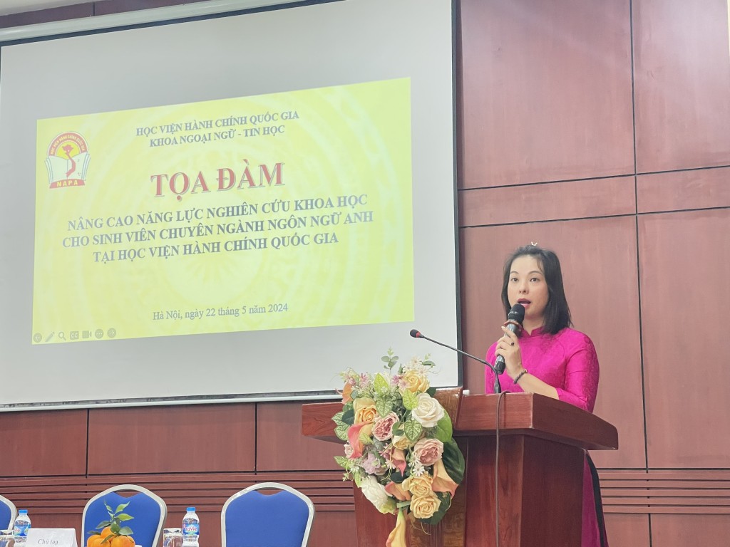 Dr. Dinh Thi Huong, Head of the Division of Foreign Languages for Special Purposes, Faculty of Foreign Language and Information Technology Studies, at the Seminar.