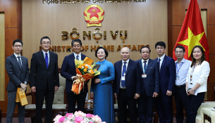 Minister Pham Thi Thanh Tra and the Japanese Ambassador to Viet Nam Ito Naoki with meeting participants.