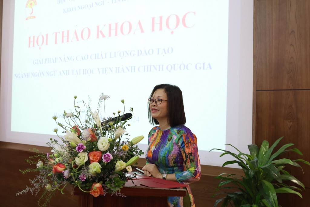 Dr. Giap Thi Yen, Deputy Dean of the Faculty of Foreign Language and Information Technology Studies, NAPA, at the workshop.