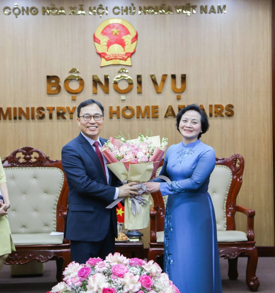 Minister Pham Thi Thanh Tra (R) welcoming Mr. Choi Youngsam to MoHA of Viet Nam.