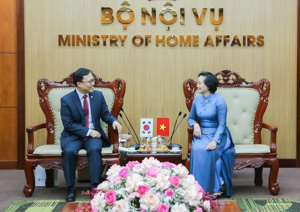 Minister Pham Thi Thanh Tra and RoK Ambassador Choi Youngsam.