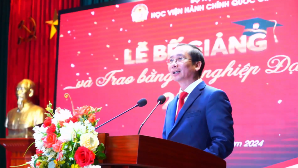 Assoc. Prof. Dr. Nguyen Ba Chien, NAPA President, congratulating the new graduates.