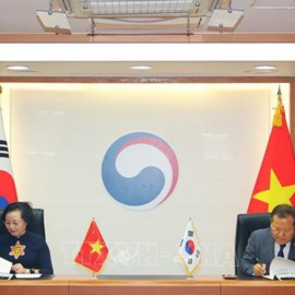 Minister Pham Thi Thanh Tra and Minister Lee Sang-min signing a Memorandum of Understanding on Public Administration cooperation between MoHA of Viet Nam and MOIS of RoK for the 2024 – 2027 period.