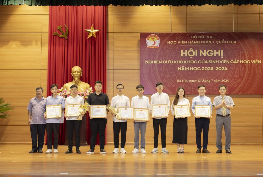 Assoc. Prof. Dr. Dang Khac Anh, Dean of the Faculty of Social Management, and Dr. Dang Thanh Le, Director of the Institute of Administrative Studies, awarding Third Prizes to students.