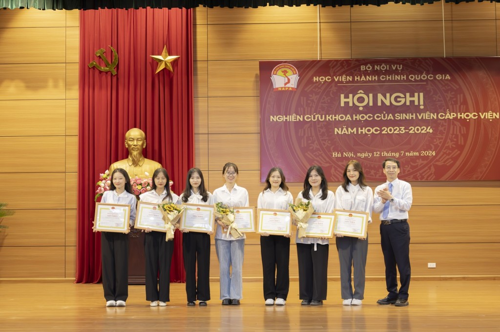 Assoc. Prof. Dr. Luong Thanh Cuong, NAPA Vice President, awarding Second Prizes to students.
