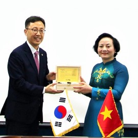 Minister Pham Thi Thanh Tra (R) and Minister of Personnel Management  Yeon Won Jeong.