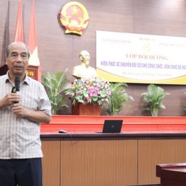 Prof. Dr. Ho Tu Bao, Director of the Data Science Lab, Viet Nam Institute for Advanced Study in Mathematics, keynote speaker of the training class.