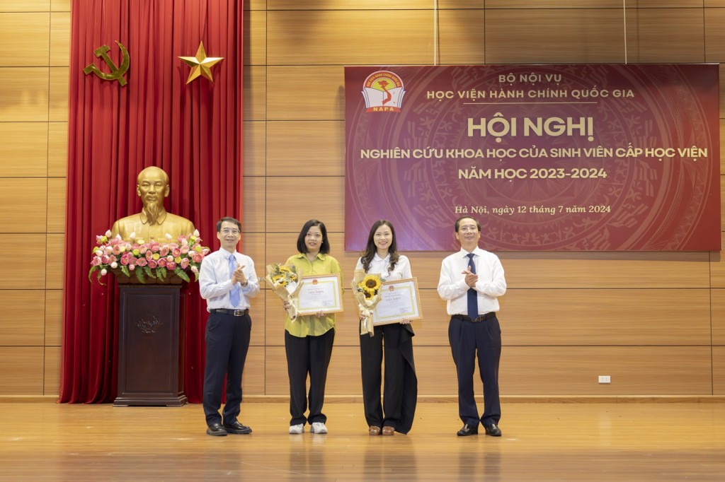 Assoc. Prof. Dr. Nguyen Ba Chien and Assoc. Prof. Dr. Luong Thanh Cuong presenting commendations to individuals and groups for outstanding achievements in student academic research activities for the academic year 2023-2024.