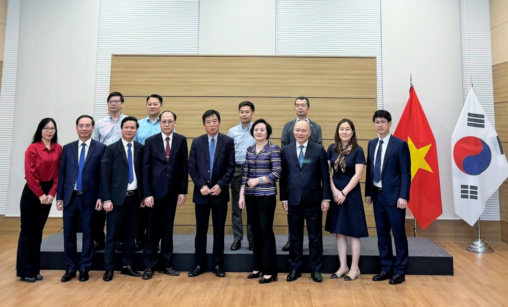 Minister Pham Thi Thanh Tra and the delegation with the Vietnamese Ambassador to the RoK Vu Ho and the Embassy staff.