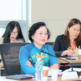 Minister Pham Thi Thanh Tra at the working session.