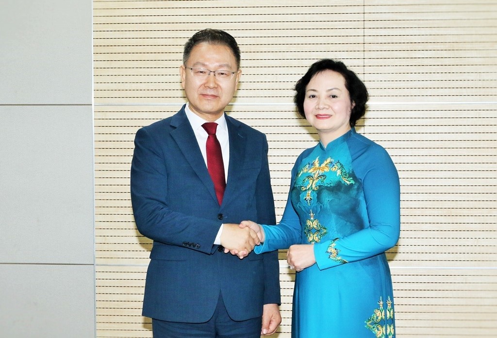 Minister Pham Thi Thanh Tra (R) and NHI President Kim Chae-Hwan.