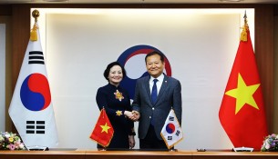 Vietnamese Minister of Home Affairs Pham Thi Thanh Tra (L) and the RoK’s Minister of the Interior and Safety Lee Sang-min.