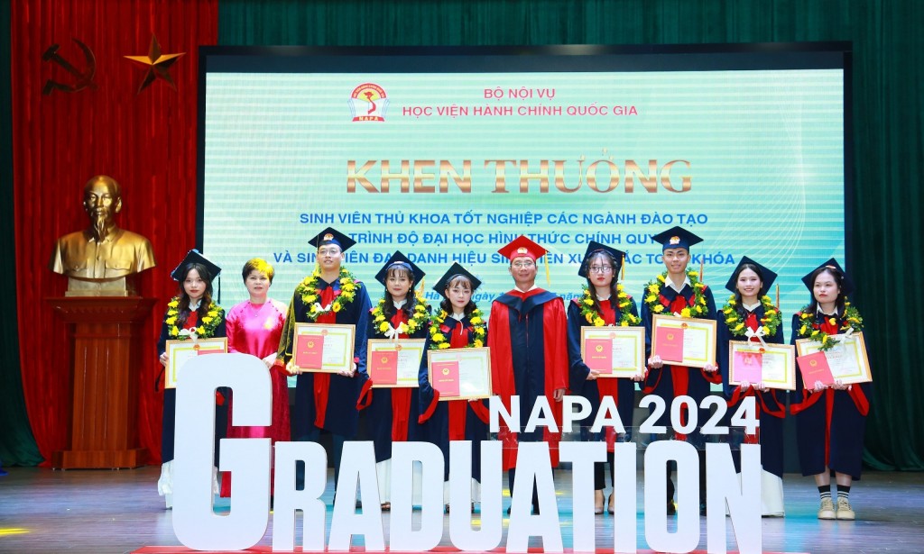 Assoc. Prof. Dr. Nguyen Ba Chien, NAPA President and Dr. Le Thanh Huyen, Director of Graduate Training Management, awarding Certificates of Merit and Bachelor's Degrees to the top-performing students and the valedictorians of the full-time undergraduate programs - Class of 2024.