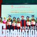 Assoc. Prof. Dr. Nguyen Ba Chien, NAPA President and Dr. Le Thanh Huyen, Director of Graduate Training Management, awarding Certificates of Merit and Bachelor's Degrees to the top-performing students and the valedictorians of the full-time undergraduate programs - Class of 2024.
