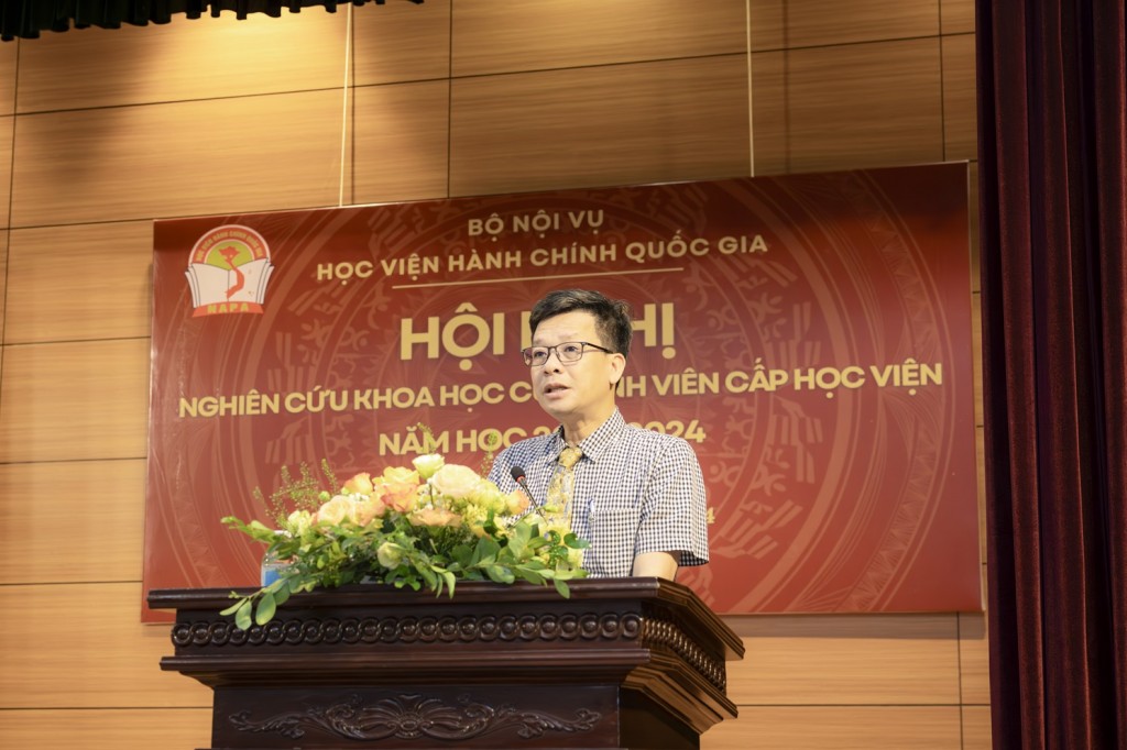 Dr. Dang Thanh Le, Director, Institute of Administrative Studies, at the Conference.