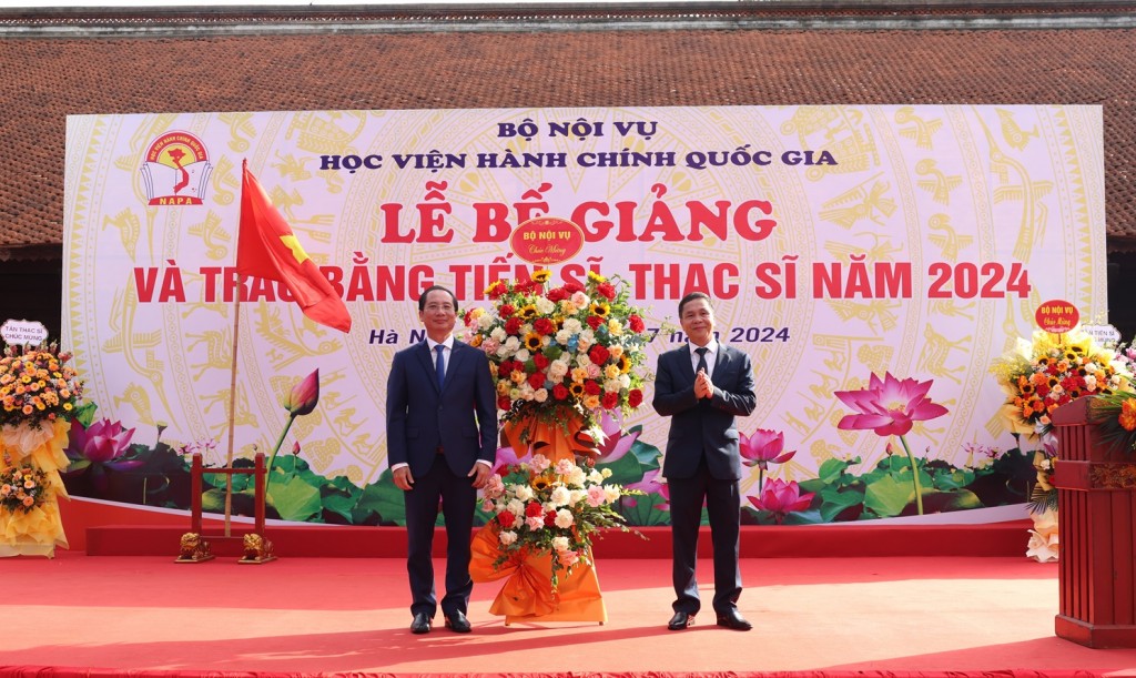 Vice Minister of Home Affairs Trieu Van Cuong congratulating NAPA at the Graduation Ceremony.