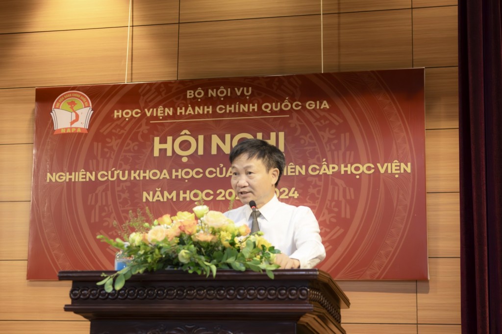 Dr. Nguyen Minh San, Deputy Director of the Institute for Administrative Studies, reporting on the summary of the NAPA students’ academic research activities for the academic year 2023-2024 and the directions and tasks for the academic year 2024-2025.