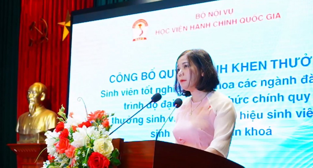Ms. Dang Thi Hanh, Deputy Head, Division of Student Affairs, Graduate Training Management Department, NAPA, announcing the Decision on Commendation for the Class of 2024 valedictorians and graduates with high-distinction and distinction degrees.