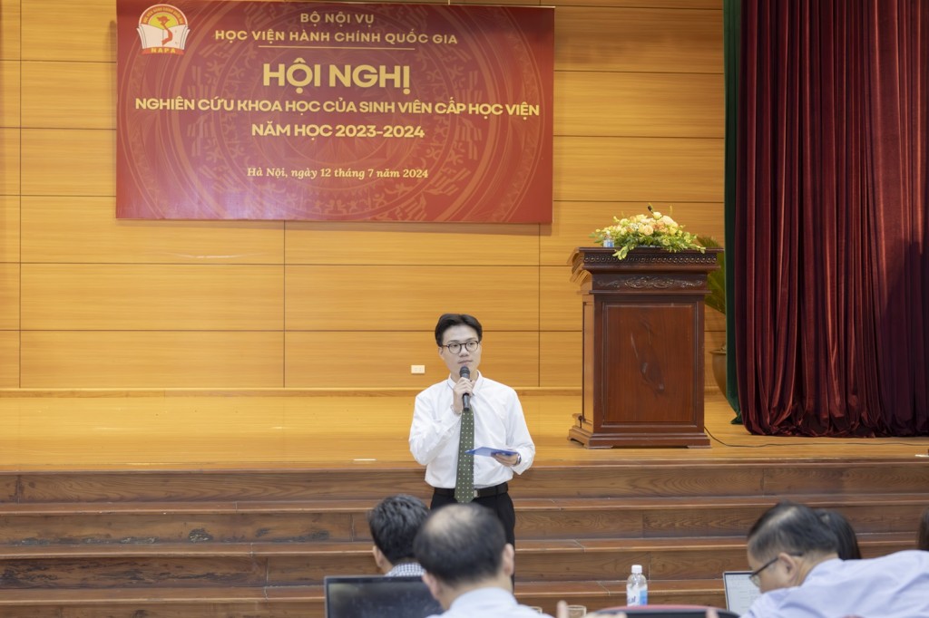 Student Phung Van Nhat presenting a summary of the topic “Factors Affecting the Quality of Internships for Human Resource Management Students at the National Academy of Public Administration,” with the project code ĐTSN.2024.QTNL.07.