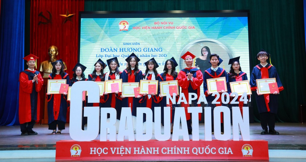 Assoc. Prof. Dr. Nguyen Ba Chien, NAPA President and Assoc. Prof. Luong Thanh Cuong, NAPA Vice President, awarding Certificates of Merit and Bachelor's Degrees to students graduating with distinction.