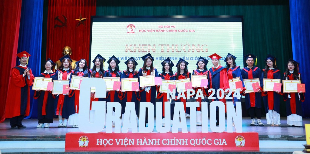 Assoc. Prof. Luong Thanh Cuong, NAPA Vice President, and Dr. Lai Duc Vuong, NAPA Vice President, awarding Certificates of Merit and Bachelor's Degrees to students graduating with distinction.