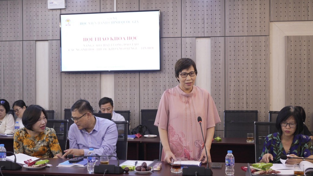 Ms. Vu Thi Xuan Oanh – Former Acting Director of the Center for Information Technology and Foreign Languages, Hanoi University of Home Affairs, sharing her experiences in teaching foreign languages with the a communicative approach.