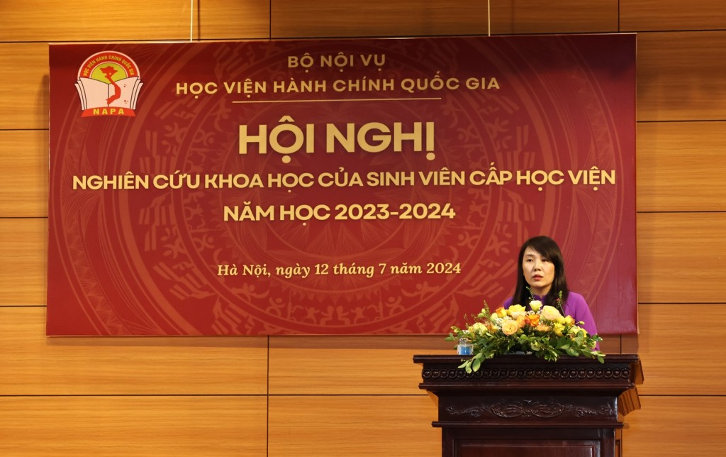 Lecturer Nguyen Thi Quynh, Faculty of Human Resource Management, at the Conference.