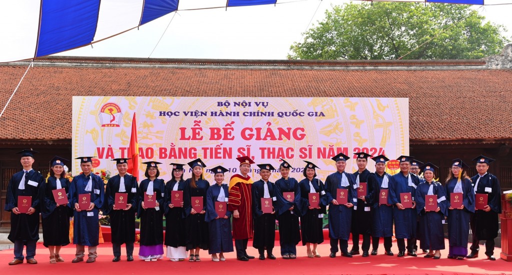 Dr. Lai Duc Vuong, NAPA Vice President, awarding master's degrees to the new Masters.