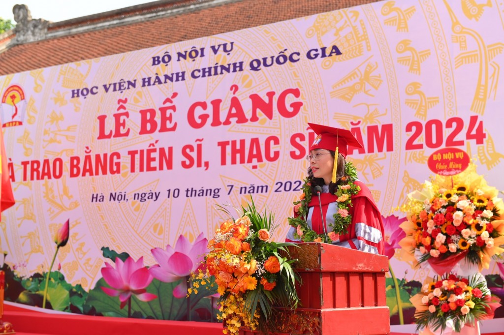 Dr. Mai Thi Kim Oanh delivering a thank-you speech at the ceremony.