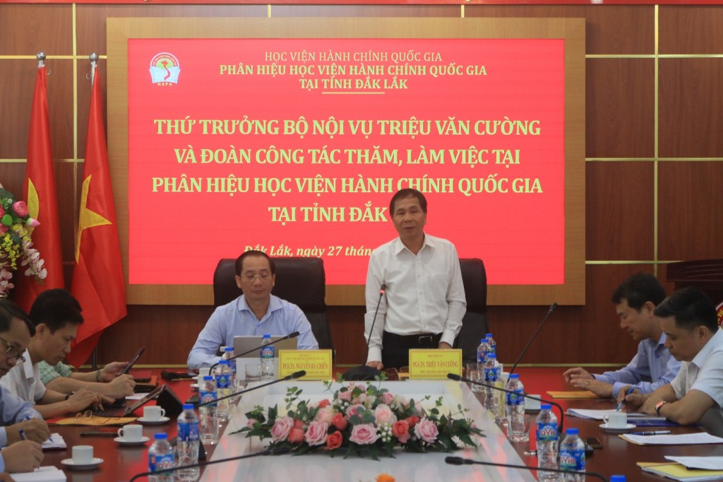 Vice Minister Trieu Van Cuong at the session.