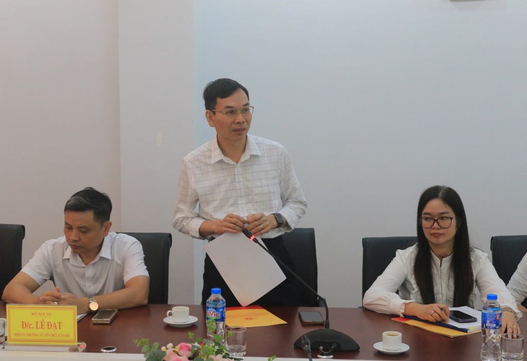 Mr. Pham Ngoc Tru, Deputy Director of the Personnel and Organization Department, at the meeting.