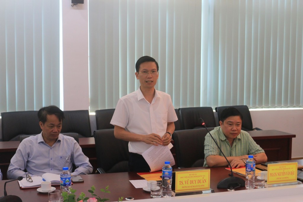 Dr. Vu Duy Duan, Director of the Planning and Finance Department, at the session.