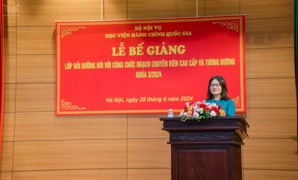 Ms. Dam Thi Thanh Tam, Deputy Head of the Division of Management of Civil Service Rank and Job-based Training, Refresher Training Management Department, announcing the commendation decisions and certificate awards from the NAPA President.