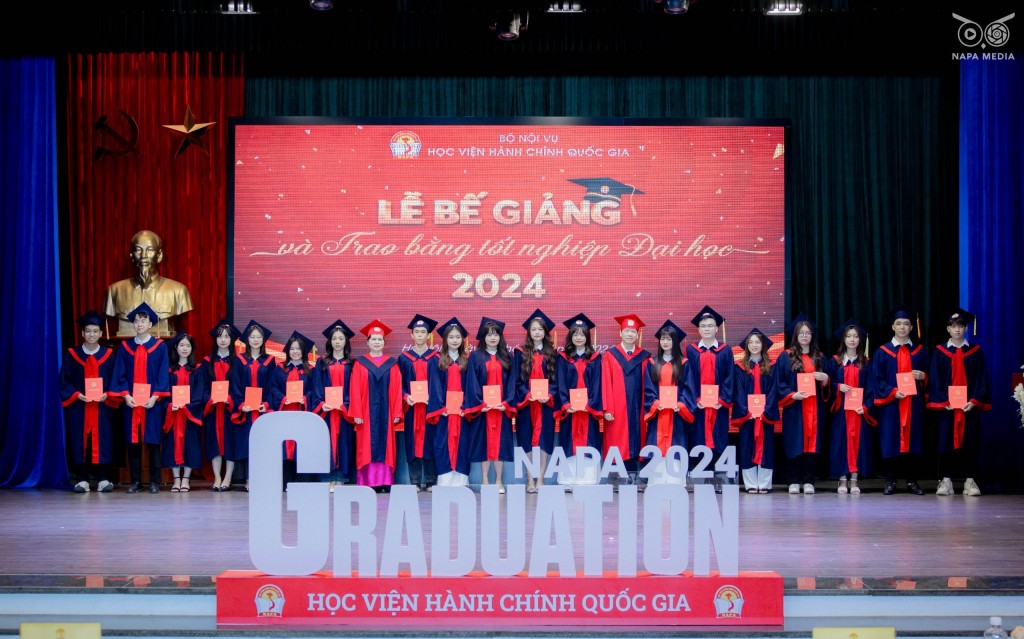 Dr. Lai Duc Vuong, NAPA Vice President, and Dr. Le Thanh Huyen, Director of Graduate Training Management, awarding degrees to new graduates from the Faculty of Foreign Language and Information Technology Studies.