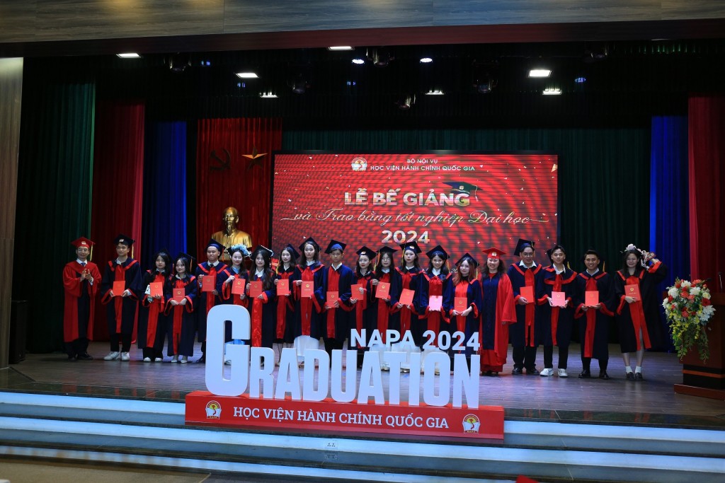 Assoc. Prof. Dr. Luong Thanh Cuong, NAPA Vice President, and Assoc. Prof. Dr. Tran Thi Dieu Oanh, Dean of the Faculty of State and Law, awarding degrees to new graduates of the Faculty of State and Law.